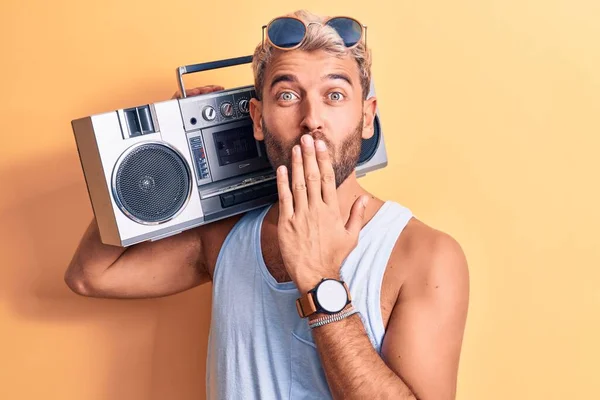 Joven Rubio Guapo Con Barba Que Lleva Gafas Sol Escuchando —  Fotos de Stock