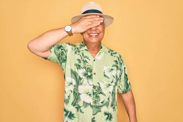 Starší Šedovlasý Muž Středního Věku Letním Kloboukem Květinovou Košilí Plážové — Stock fotografie