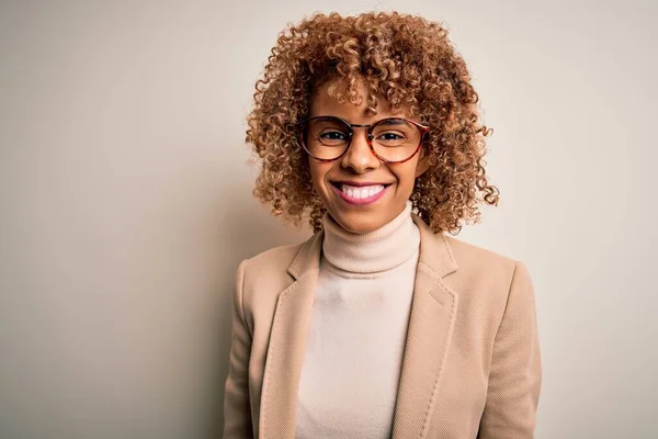 Mooie Afro Amerikaanse Zakenvrouw Draagt Een Bril Geïsoleerde Witte Achtergrond — Stockfoto