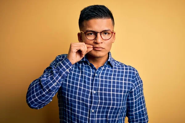 Joven Hombre Latino Guapo Con Camisa Casual Gafas Sobre Fondo —  Fotos de Stock