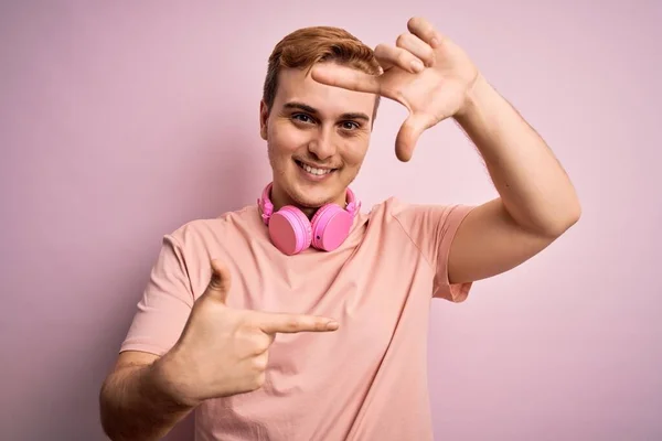 Joven Pelirrojo Guapo Escuchando Música Usando Auriculares Sobre Fondo Rosa —  Fotos de Stock