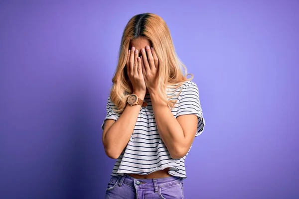 Joven Mujer Rubia Hermosa Con Camiseta Rayas Gafas Sobre Fondo —  Fotos de Stock