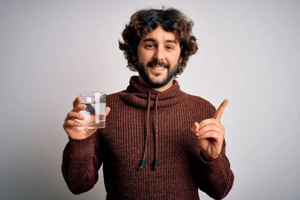 Junger Gutaussehender Mann Mit Bart Trinkt Glas Wasser Über Isoliertem — Stockfoto