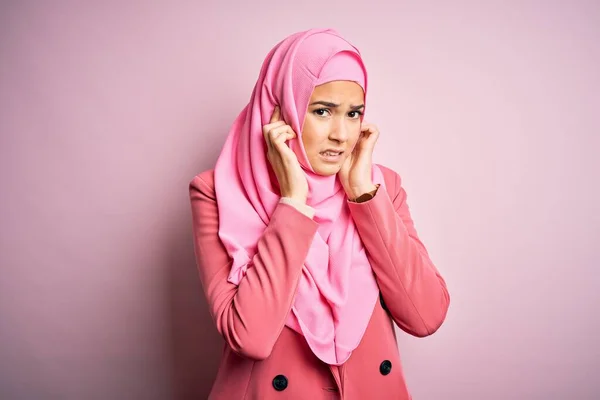 Junges Schönes Mädchen Muslimischem Hijab Das Vor Isoliertem Rosa Hintergrund — Stockfoto