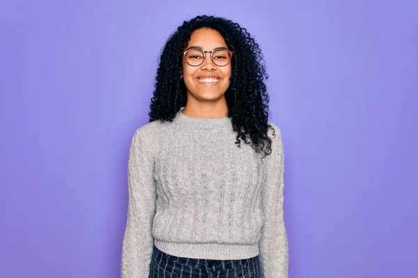 Jonge Afro Amerikaanse Vrouw Draagt Casual Trui Bril Paarse Achtergrond — Stockfoto