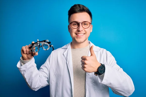 Jovem Bonito Profissional Óptico Homem Segurando Óculos Optométricos Sobre Fundo — Fotografia de Stock