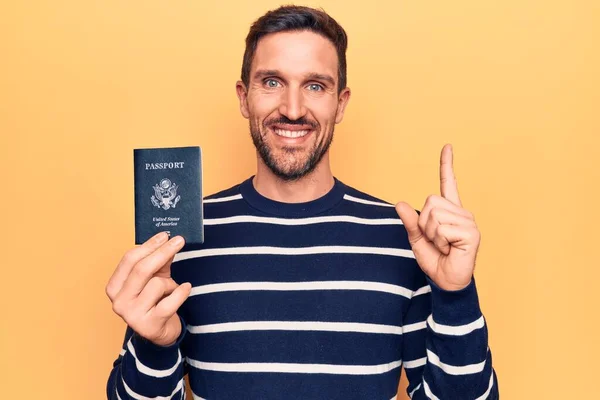 Молодий Красивий Турист Тримає Єдиний Державний Паспорт Над Ізольованим Жовтим — стокове фото