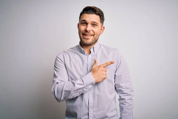 Jeune Homme Affaires Aux Yeux Bleus Debout Sur Fond Isolé — Photo