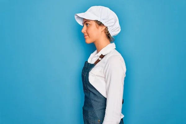 Junge Schöne Blonde Bäckerin Mit Blauen Augen Beim Kochen Schürze — Stockfoto