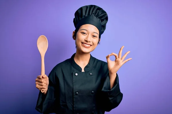Joven Hermosa Mujer Chef China Con Uniforme Cocina Sombrero Sosteniendo — Foto de Stock