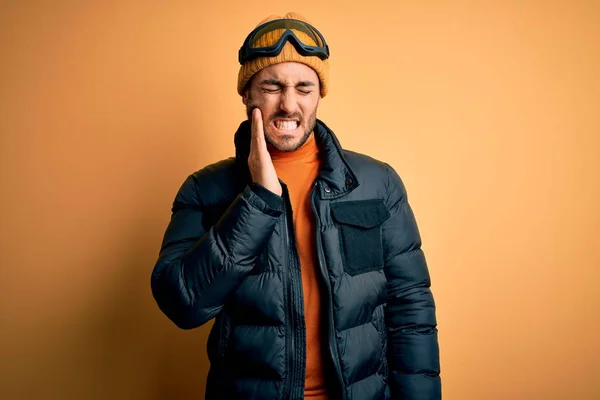 Jeune Skieur Avec Barbe Portant Des Vêtements Sport Neige Lunettes — Photo