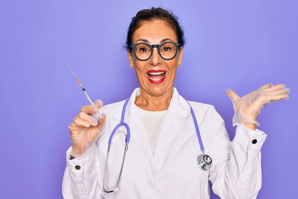 Středního Věku Senior Professional Doctor Woman Holding Syringe Medical Vaccine — Stock fotografie