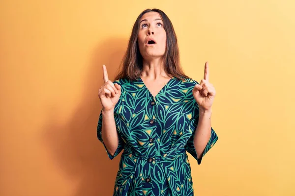 Jonge Mooie Brunette Vrouw Dragen Casual Bloemenjurk Staan Gele Achtergrond — Stockfoto