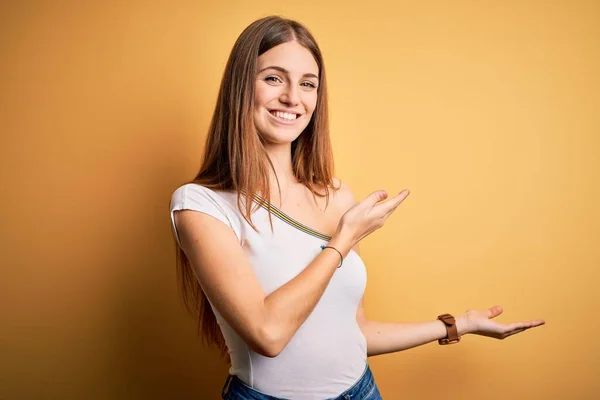 Mujer Joven Hermosa Con Camiseta Casual Sobre Fondo Amarillo Aislado —  Fotos de Stock