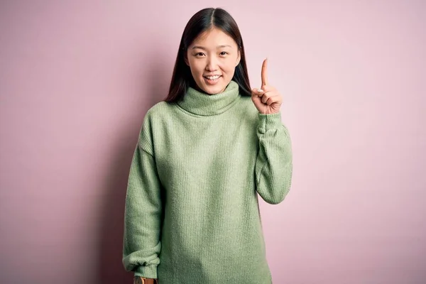 Jonge Mooie Aziatische Vrouw Dragen Groene Winter Trui Roze Gesoldeerde — Stockfoto