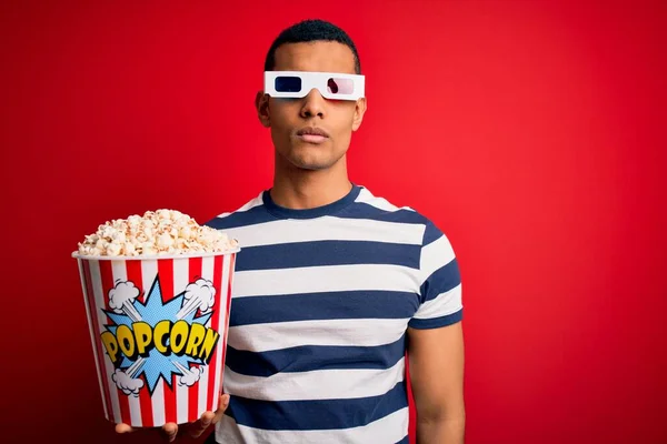 Joven Afriamericano Guapo Viendo Películas Usando Gafas Comiendo Papas Relajadas — Foto de Stock