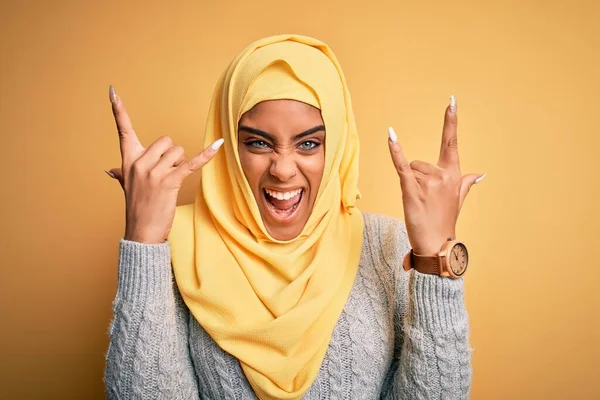 Молода Африканська Американка Одягнена Муслім Хіджаб Через Ізольований Жовтий Фон — стокове фото