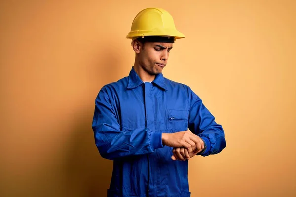 파란색 유니폼을 헬멧을 아프리카 미국인 노동자 시계에 시간을 느긋하고 자신감 — 스톡 사진