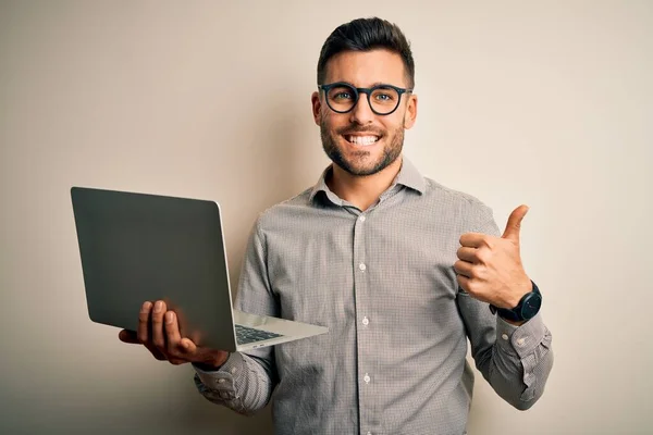 年轻的商人戴着眼镜 用电脑笔记本电脑工作 笑得很开心 做手势 用手指竖起大拇指 很好的标志 — 图库照片