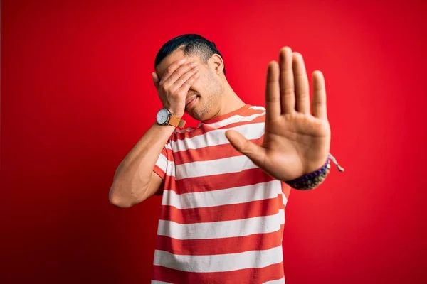 Ung Brasiliansk Man Bär Casual Randig Shirt Stående Över Isolerad — Stockfoto