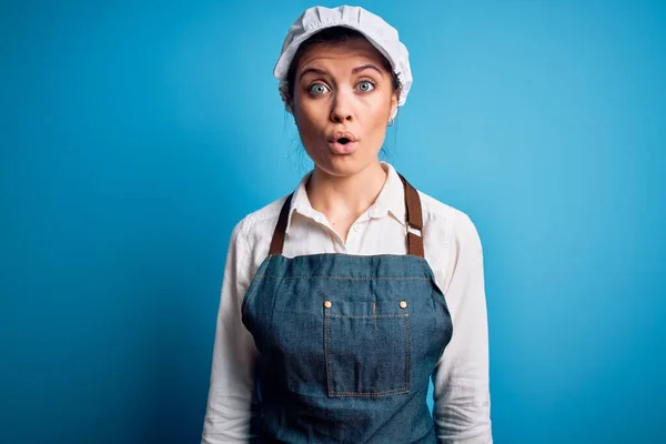 Jonge Mooie Bakker Vrouw Met Blauwe Ogen Dragen Schort Pet — Stockfoto