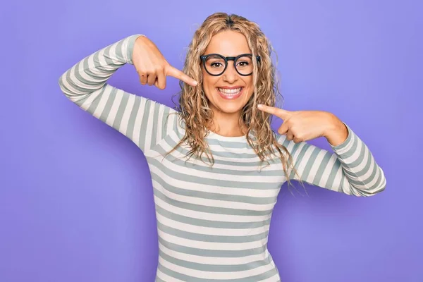 Krásná Blondýnka Sobě Ležérní Pruhované Tričko Brýle Přes Fialové Pozadí — Stock fotografie