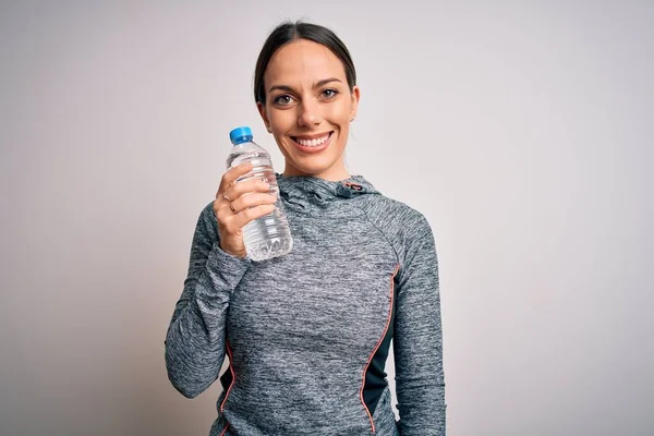 Ung Fitness Kvinna Bär Sport Träningskläder Dricksvatten Från Plastflaska Med — Stockfoto