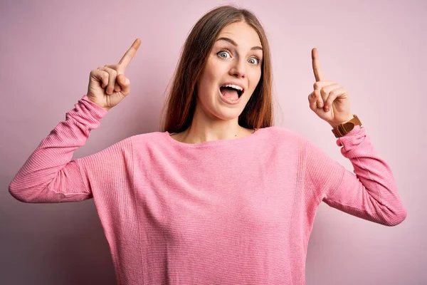 Young Beautiful Redhead Woman Wearing Casual Sweater Isolated Pink Background — Stock Photo, Image