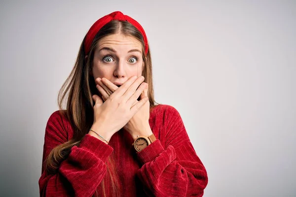 赤いカジュアルなセーターを着た若い美しい赤毛の女性と間違いのために手で口をカバーショックを受けた黄色の背景の上にダイヤモンド 秘密概念 — ストック写真