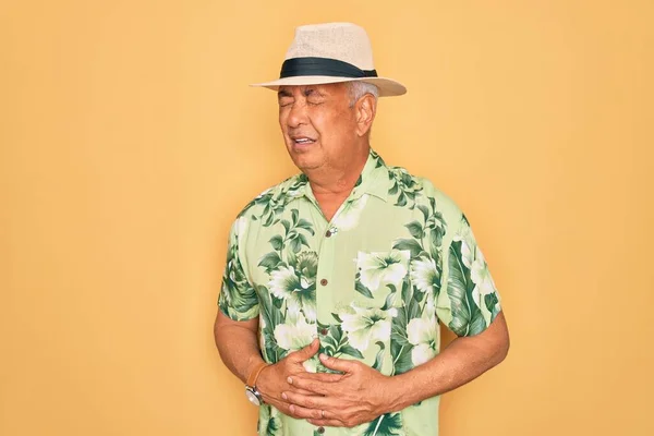 Středního Věku Starší Šedovlasý Muž Letním Klobouku Květinové Košili Pláži — Stock fotografie