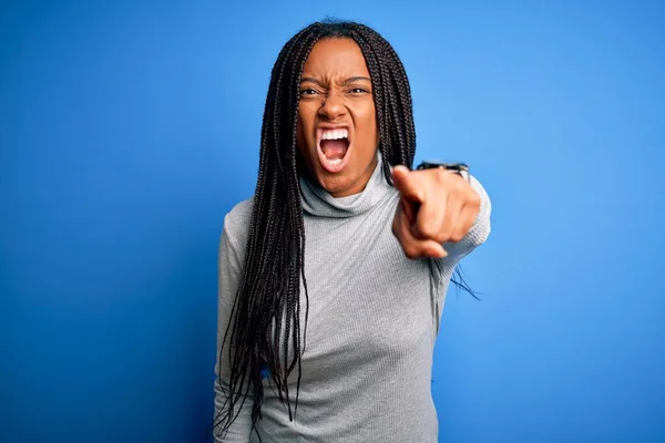 Mladá Afrikánská Američanka Která Stojí Modrém Izolovaném Pozadí Nespokojená Frustrovaná — Stock fotografie
