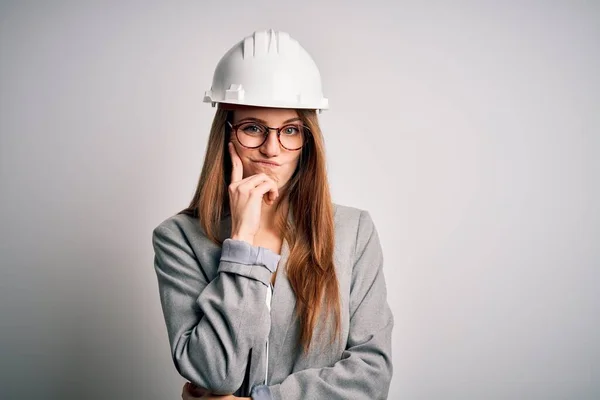 Jonge Mooie Roodharige Architect Vrouw Dragen Veiligheid Helm Witte Achtergrond — Stockfoto