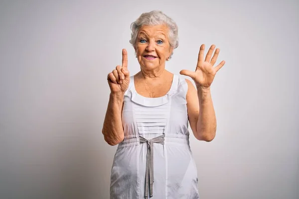 Senior Vacker Gråhårig Kvinna Bär Casual Sommar Klänning Över Vit — Stockfoto