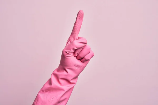 Ręka Białego Młodzieńca Rękawiczką Czyszczącą Odizolowanym Różowym Tle Licząc Numer — Zdjęcie stockowe