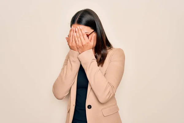 Junge Schöne Brünette Geschäftsfrau Trägt Jacke Und Brille Über Weißem — Stockfoto