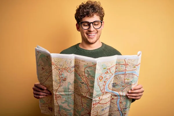 Ung Blond Turist Man Semester Med Lockigt Hår Håller Stadskarta — Stockfoto