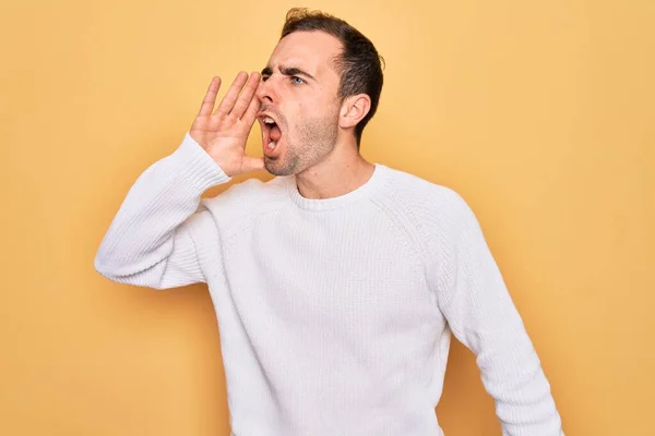 Giovane Uomo Bello Con Gli Occhi Azzurri Indossando Maglione Casual — Foto Stock