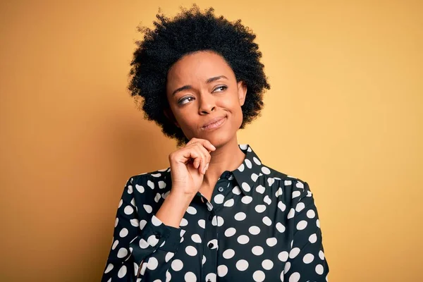 Jonge Mooie Afro Amerikaanse Afro Vrouw Met Krullend Haar Casual — Stockfoto