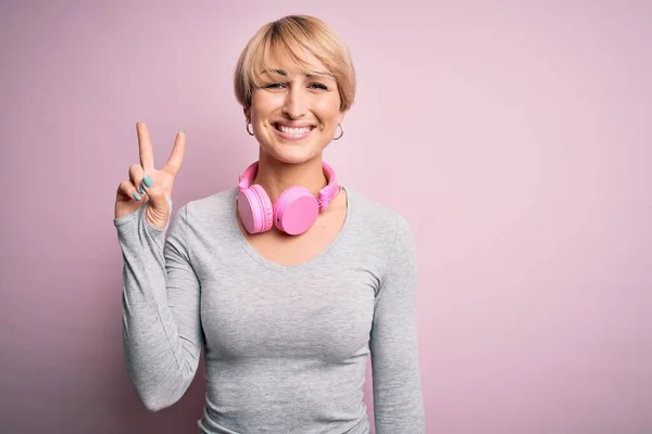 Jonge Blonde Vrouw Met Kort Haar Met Een Koptelefoon Nek — Stockfoto