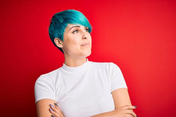 Joven Mujer Hermosa Con Pelo Azul Moda Que Lleva Camiseta — Foto de Stock