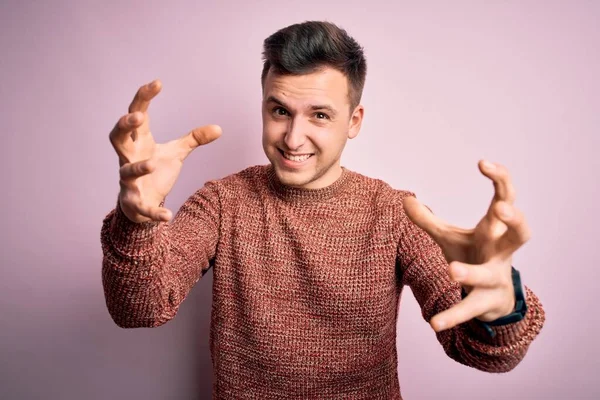 Joven Caucasiano Guapo Usando Sudor Ocasional Invierno Sobre Fondo Rosa —  Fotos de Stock