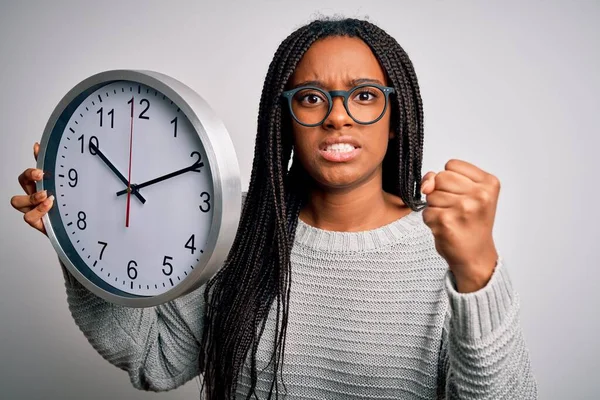 Fiatal Afro Amerikai Lány Tartja Nagy Perc Óra Felett Elszigetelt — Stock Fotó