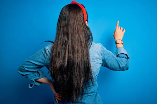 Junge Brünette Frau Lässigem Jeanshemd Über Blauem Isoliertem Hintergrund Posiert — Stockfoto