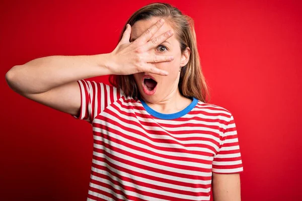 Junge Schöne Blonde Frau Lässig Gestreiftem Shirt Über Isoliertem Rotem — Stockfoto