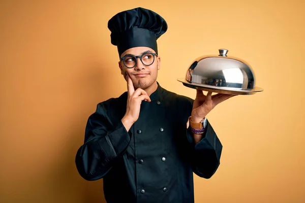 Jovem Chef Brasileiro Vestindo Uniforme Fogão Chapéu Segurando Bandeja Com — Fotografia de Stock