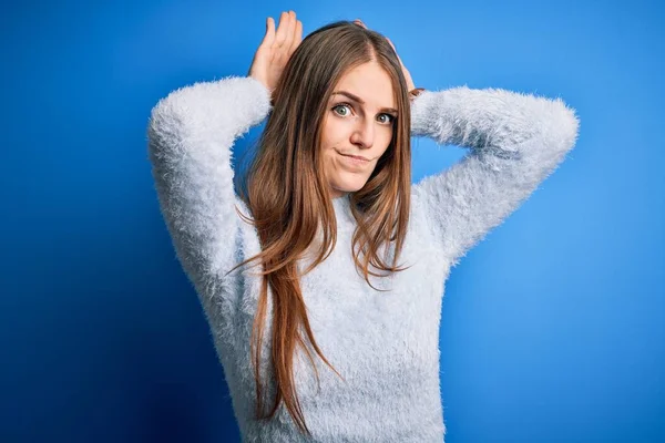 Mulher Ruiva Bonita Nova Vestindo Camisola Casual Sobre Fundo Azul — Fotografia de Stock