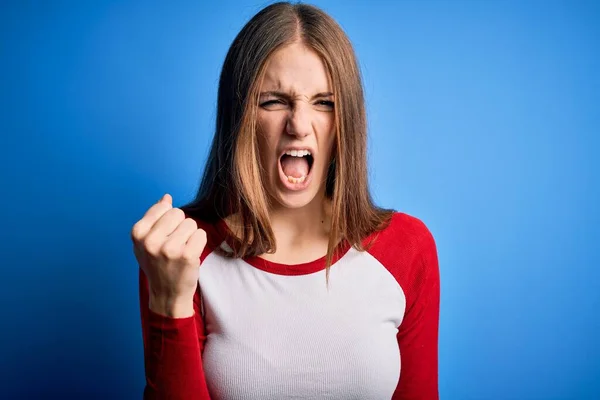 Ung Vacker Rödhårig Kvinna Bär Casual Shirt Över Isolerad Blå — Stockfoto