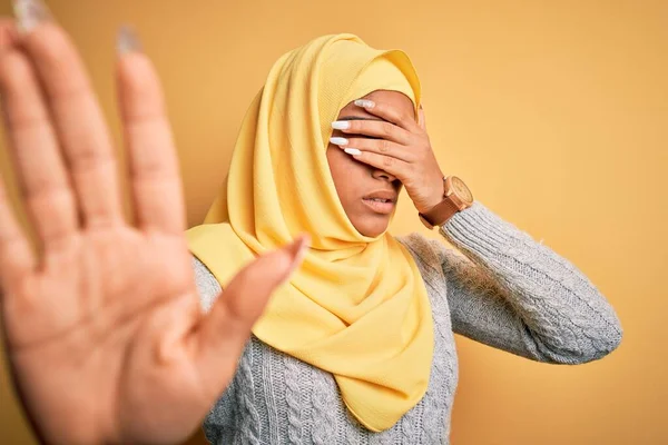 Młoda Piękna Afrykańska Dziewczyna Ubrana Muzułmański Hidżab Odizolowanym Żółtym Tle — Zdjęcie stockowe