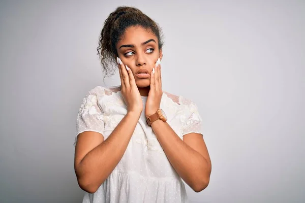 Ung Vacker Afrikansk Amerikansk Flicka Bär Casual Shirt Står Över — Stockfoto