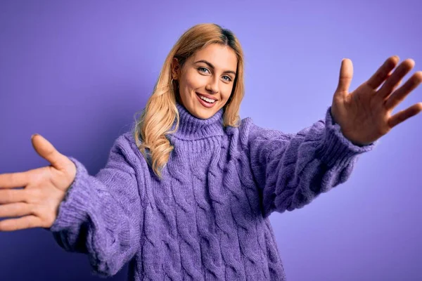 Young Beautiful Jolie Blonde Woman Wearing Casual Turtleneck Sweater Purple — Photo